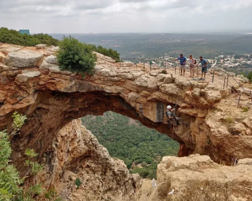 freepik__a-man-rappels-and-the-team-looks-at-him-from-above__63238